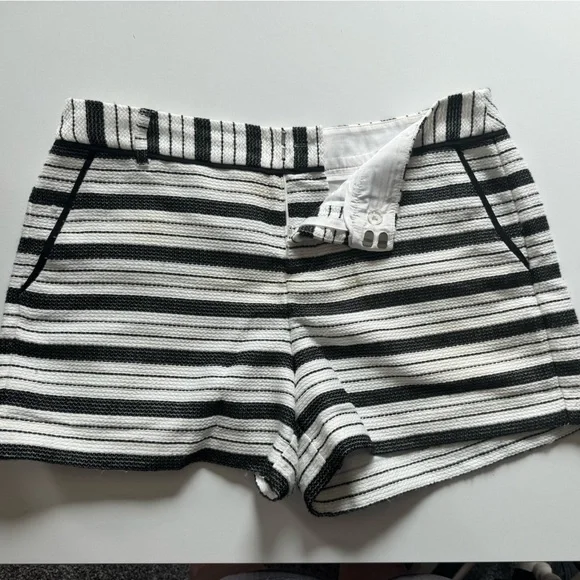 Shorts by ELLE. Size 10 - Picture 5 of 5
